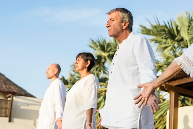 Gruppe Senioren, die morgens Yoga üben