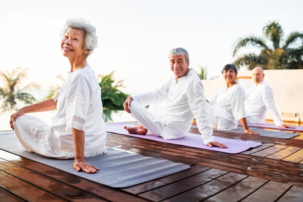 Gruppe Senioren, die Yoga üben