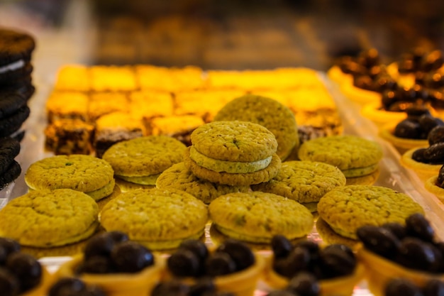 Gruppe sortierte Kekse. Chocolate Chip, Haferflocken, weiße Schokolade