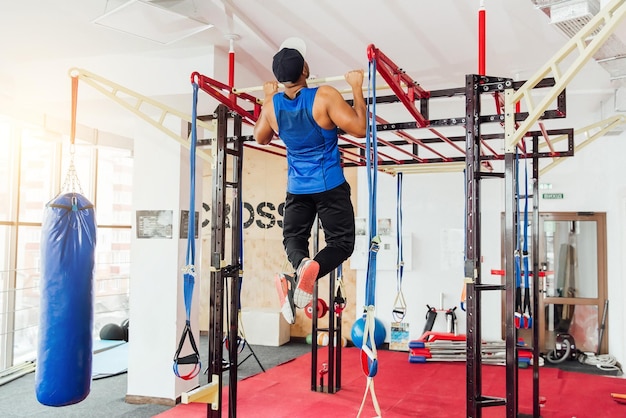 Gruppe sportlicher Menschen in einem Fitnessstudio Training Gemischtrassige Gruppe von Athleten, die sich vor Beginn einer Trainingseinheit dehnen