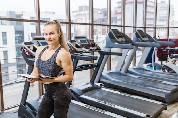 Gruppe sportlicher Menschen in einem Fitnessstudio Training Gemischtrassige Gruppe von Athleten, die sich vor Beginn einer Trainingseinheit dehnen