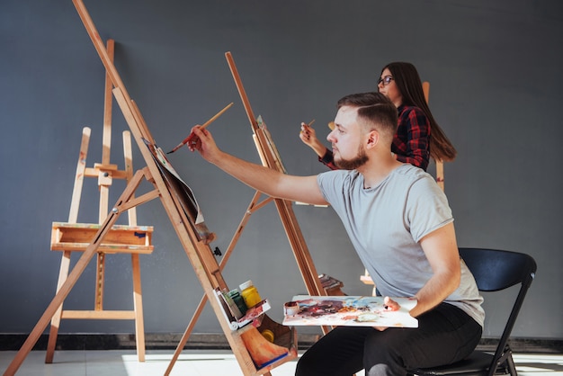 Gruppe Studenten, die am Kunstunterricht malen