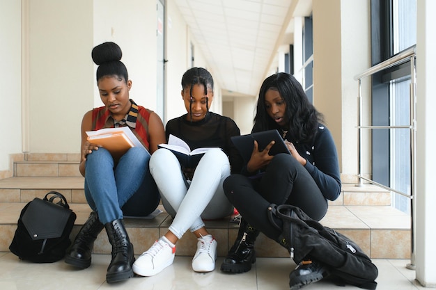 Gruppe Studenten, die auf Stufen sitzen