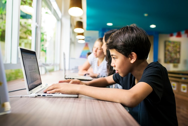 Gruppe Studenten, die Laptop verwenden