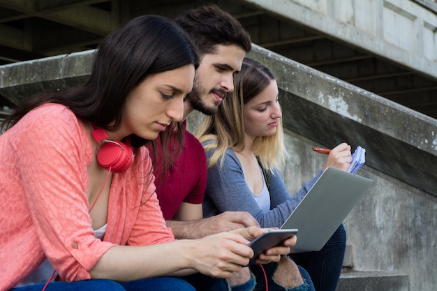 Gruppe Studenten, die zusammen draußen studieren