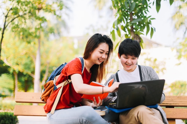 Gruppe Studenten, die zusammen Laptop am Campus verwenden