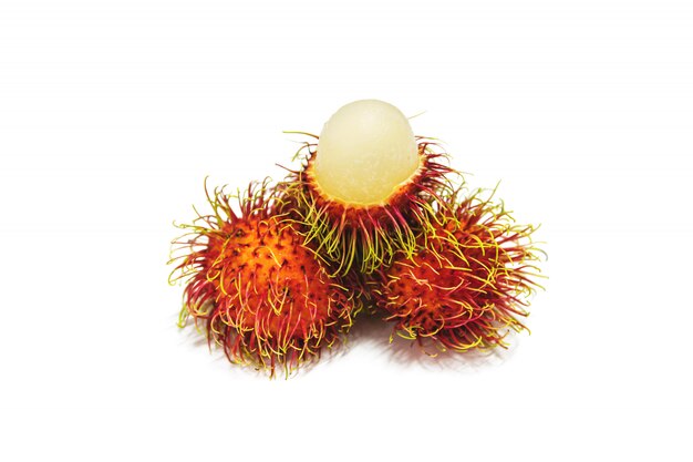 Gruppe thailändische Früchte des Rambutan lokalisiert auf Weiß