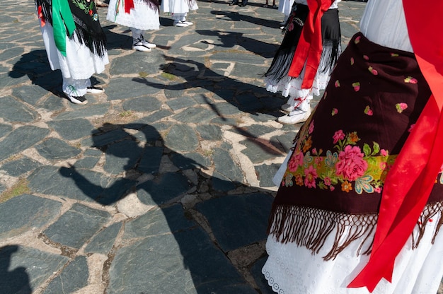 Gruppe traditioneller Tänzer tanzen in der Provinz Guadalajara Spanien