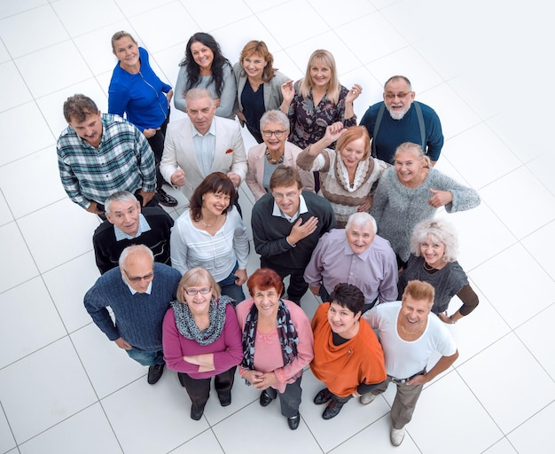 Gruppe überzeugter reifer Leute, die die Kamera betrachten