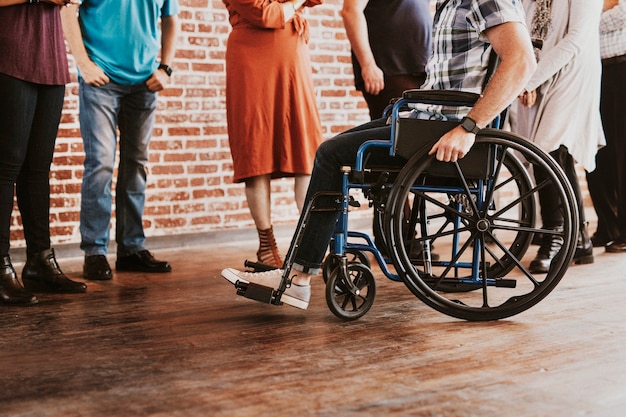 Gruppe unterschiedlicher Menschen in einem Workshop