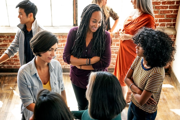 Gruppe unterschiedlicher Menschen in einem Workshop