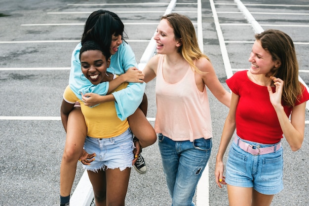 Gruppe verschiedene Frauen, die zusammen gehen