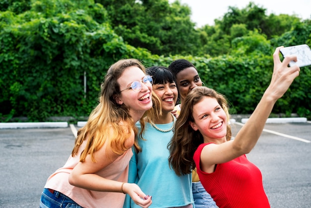 Gruppe verschiedene Frauen, die zusammen selfie nehmen