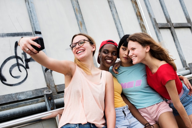 Gruppe verschiedene Frauen, die zusammen selfie nehmen