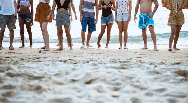 Gruppe verschiedene Freunde am Strand zusammen