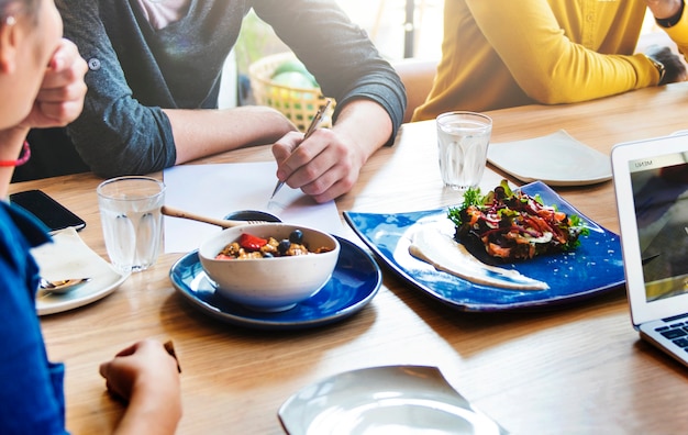 Gruppe verschiedene Freunde brainstormiert auf ihrem Projekt