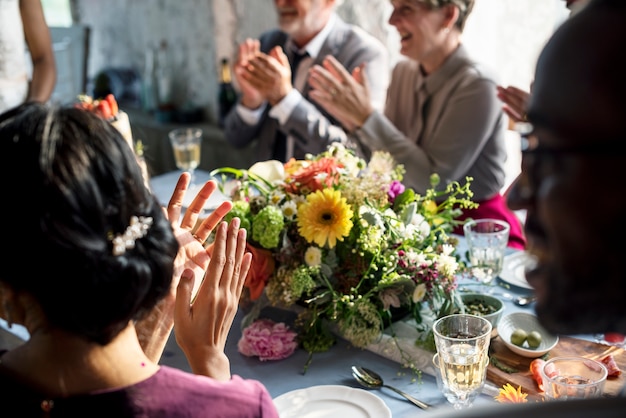 Gruppe verschiedene Freunde, die zusammen erfassen