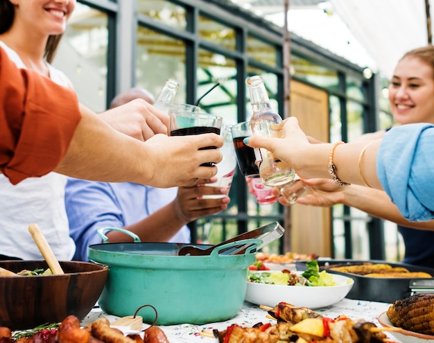 Gruppe verschiedene Freunde, die zusammen Sommerpartei genießen