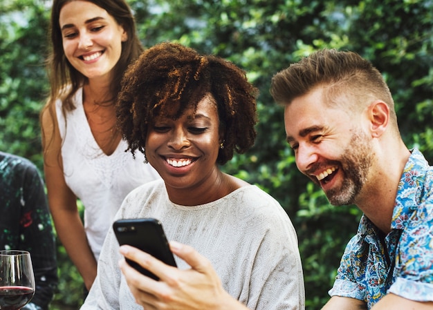 Gruppe verschiedene Freunde, die zusammen Sommerpartei genießen