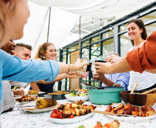 Gruppe verschiedene Freunde, die zusammen Sommerpartei genießen