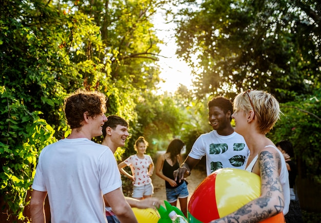 Gruppe verschiedene Freunde, die zusammen Sommerzeit genießen