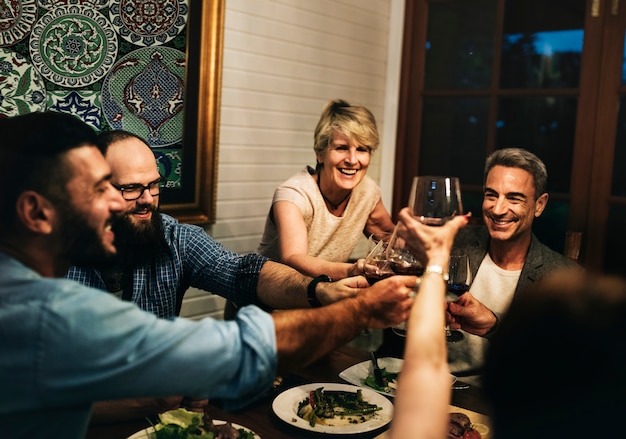 Gruppe verschiedene Freunde feiern zusammen