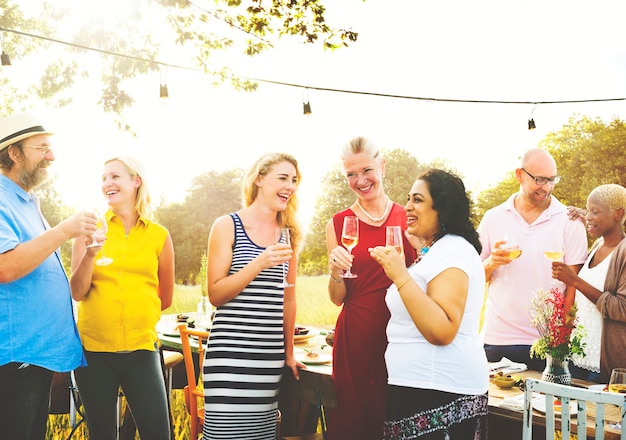 Gruppe verschiedene Freunde haben Spaß zusammen