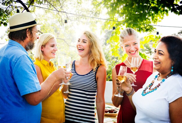 Gruppe verschiedene Freunde haben Spaß zusammen