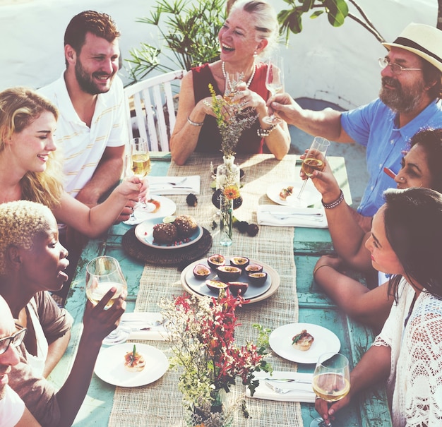 Gruppe verschiedene Freunde haben Spaß zusammen