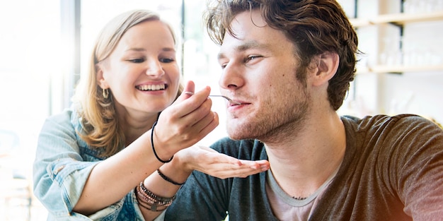 Gruppe verschiedene Freunde hängt zusammen heraus