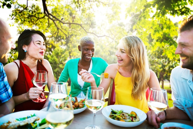 Gruppe verschiedene Freunde versammeln sich