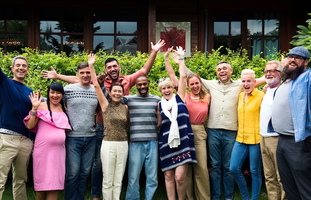 Gruppe verschiedene Freunde zusammen