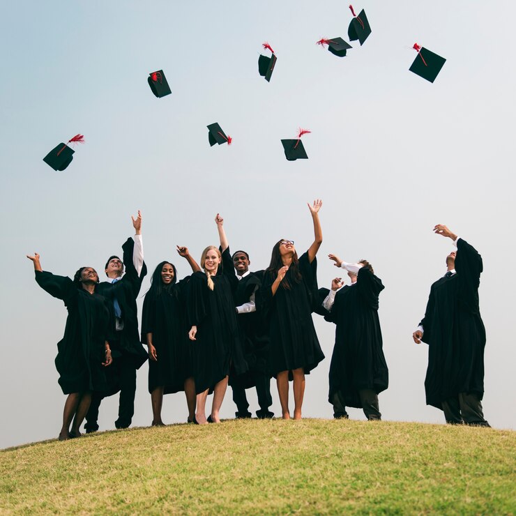 Foto gruppe verschiedene graduierende studenten