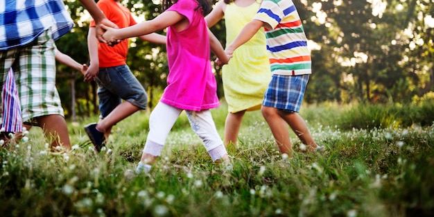 Gruppe verschiedene Kinder, die im Park spielen