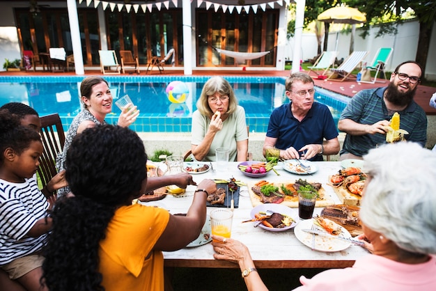 Gruppe verschiedene Leute, die zusammen Grillpartei genießen