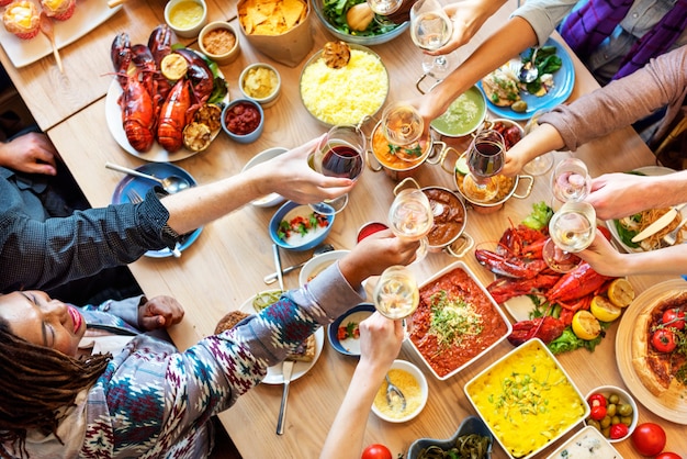 Gruppe verschiedene Leute essen zusammen zu Mittag