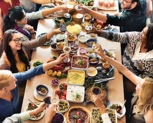 Foto gruppe verschiedene leute essen zusammen zu mittag