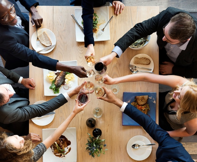 Gruppe verschiedene Leute essen zusammen zu Mittag