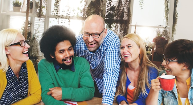 Foto gruppe verschiedene leute in einem kaffee