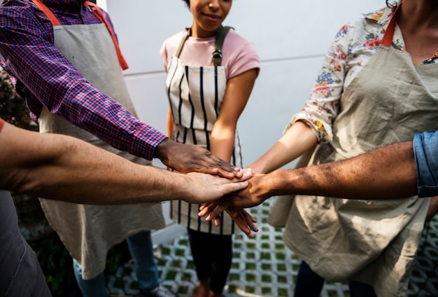 Gruppe verschiedene Leute teilen zusammen Teamwork aus