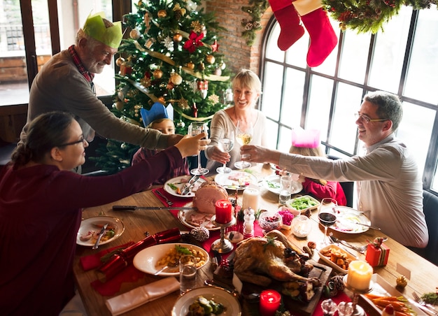 Gruppe verschiedene Leute versammeln sich für Weihnachtsfeiertag