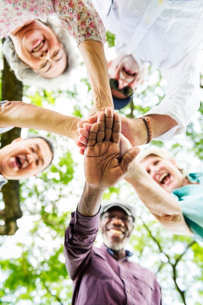 Gruppe verschiedene Senioren im Park-Teamwork-Konzept