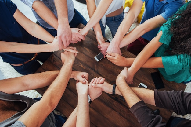 Gruppe verschiedene zusammen verbindende Hände. Teamwork und Freundschaft