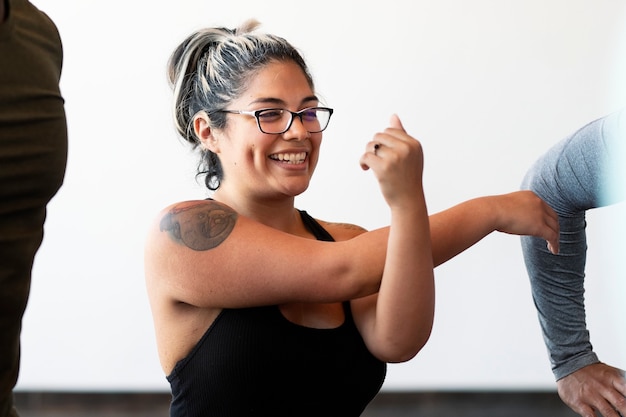 Gruppe verschiedener Frauen im Fitnessstudio