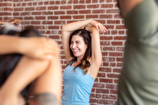 Gruppe verschiedener Frauen im Fitnessstudio