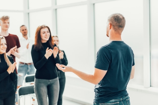 Gruppe verschiedener junger Leute, die nach dem Business-Seminar applaudieren. Foto mit Textfreiraum