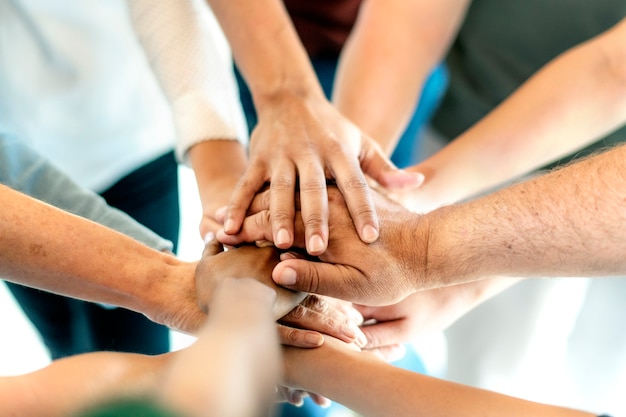 Foto gruppe verschiedener leute, die hände in der mitte stapeln