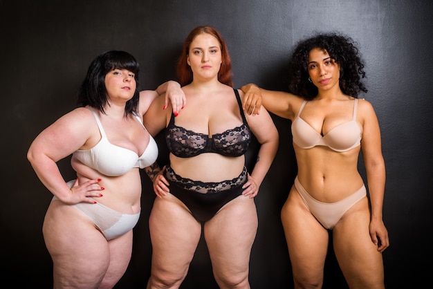 Foto gruppe von 3 übergroßen frauen, die im studio posieren