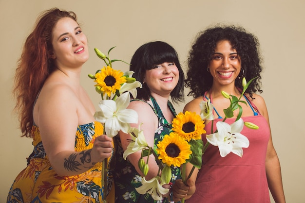 Gruppe von 3 übergroßen Frauen, die im Studio posieren