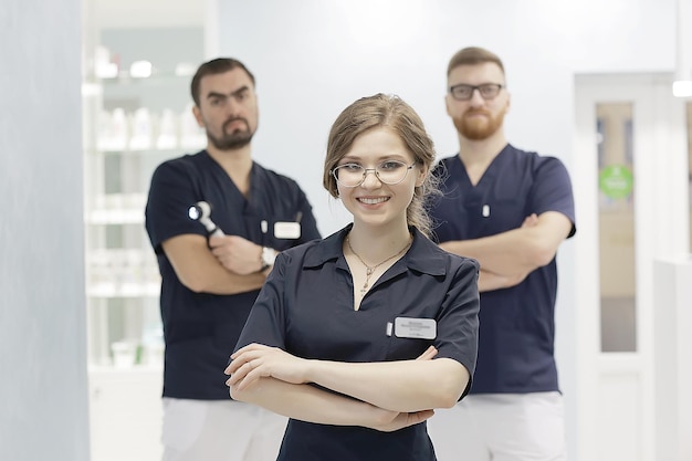 gruppe von ärzten, die im krankenhaus posieren / konzept moderne medizinische klinik, arztarbeit, medizinische uniform, medizinisches team